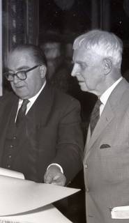 ARH NL Koberg 4954, Oberstadtdirektor Karl Wiechert und Bildhauer Gerhard Marcks, Hannover, 1959