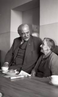 ARH NL Koberg 4968, Hinrich Wilhelm Kopf zu Besuch in einem Altenheim, nach 1954