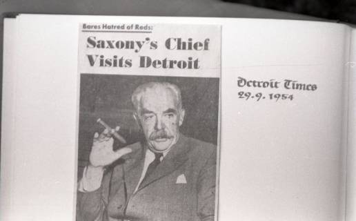 ARH NL Koberg 4977, Ausschnitt aus der Detroit Times vom 29.09.1954, "Zeigt Hass auf die Roten: [Nieder]Sachsens Ministerpräsident besucht Detroit", mit Bild von H. W. Kopf, nach 1954
