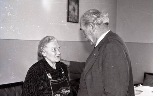 ARH NL Koberg 4978, Hinrich Wilhelm Kopf zu Besuch in einem Altenheim, nach 1954