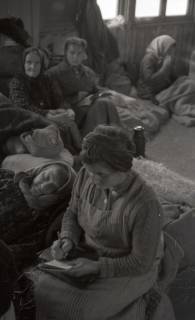 ARH NL Koberg 5005, Geflüchtete in einer Unterkunft, Ahlem, 1945