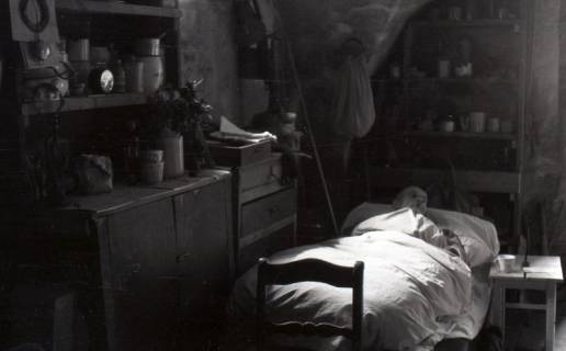ARH NL Koberg 5010, Krankenlager in einem Keller in der Innenstadt, Hannover, 1945