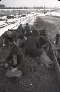 ARH NL Koberg 5019, Kinder beim Kohlendiebstahl, am Südbahnhof, Hannover, 1945