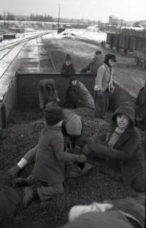 ARH NL Koberg 5020, Kinder beim Kohlendiebstahl, am Südbahnhof, Hannover, 1945