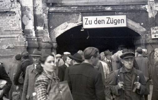 ARH NL Koberg 5023, Personen in der Bahnhofshalle, Hauptbahnhof, Hannover, 1945