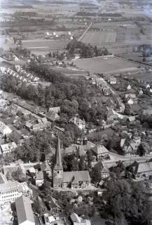 ARH NL Koberg 5220, Blick über die Stadt mit Kirche St. Petri, Großburgwedel, 1958