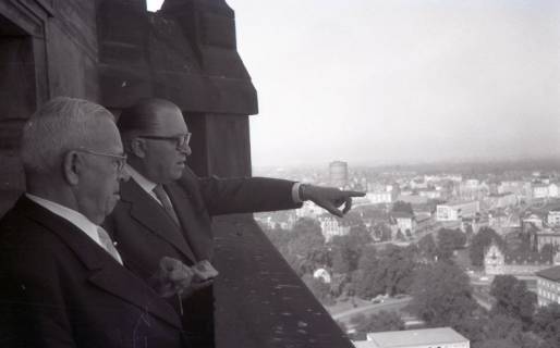 ARH NL Koberg 5349, Wilhelm Weber und Karl Wiechert (v.l.), auf dem Rathausturm, Hannover, 1950
