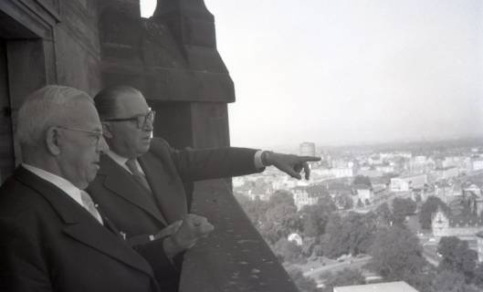 ARH NL Koberg 5350, Wilhelm Weber und Karl Wiechert (v.l.), auf dem Rathausturm, Hannover, 1950