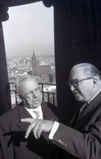 ARH NL Koberg 5351, Wilhelm Weber und Karl Wiechert (v.l.), auf dem Rathausturm, Hannover, 1950