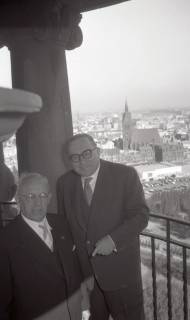 ARH NL Koberg 5353, Wilhelm Weber und Karl Wiechert (v.l.), auf dem Rathausturm, Hannover, 1950