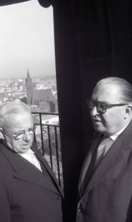 ARH NL Koberg 5361, Wilhelm Weber und Karl Wiechert, auf dem Rathausturm, Hannover, 1950