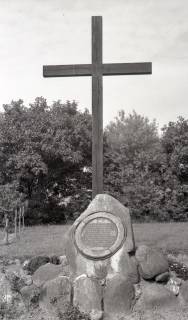 ARH NL Koberg 5500, Grabkreuze und Gedenkstein auf dem "Friedhof der Namenlosen", Insel Neuwerk, 1957
