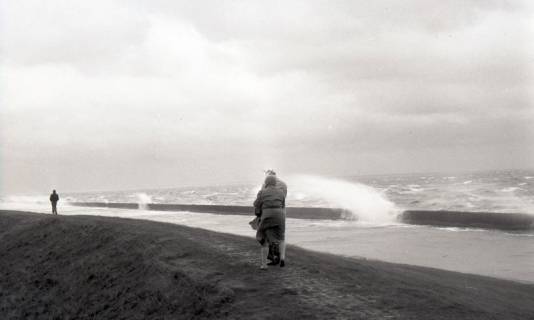ARH NL Koberg 5540, Personen auf dem Deich bei windigem Wetter, Insel Neuwerk, 1957