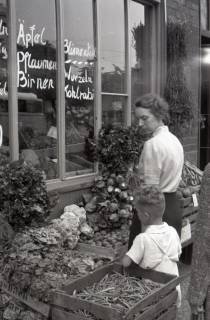 ARH NL Koberg 5808, Personen vor einem Laden, Hannover, 1948