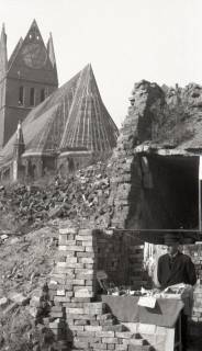 ARH NL Koberg 6354, Erste Verkaufsstände in der Karmarschstraße, Hannover, 1946