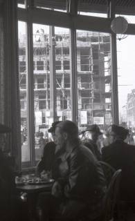 ARH NL Koberg 6491, Cafe am Kröpcke mit Blick auf den Kröpckeplatz, Hannover, 1949