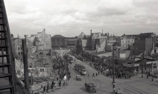 ARH NL Koberg 6572, Kröpckeplatz mit dem Hauptbahnhof im Hintergrund, Hannover, 1946