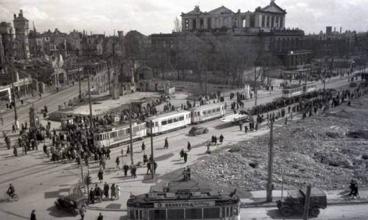 ARH NL Koberg 6575, Zerstörtes Hannover mit der Oper im Hintergrund, 1946
