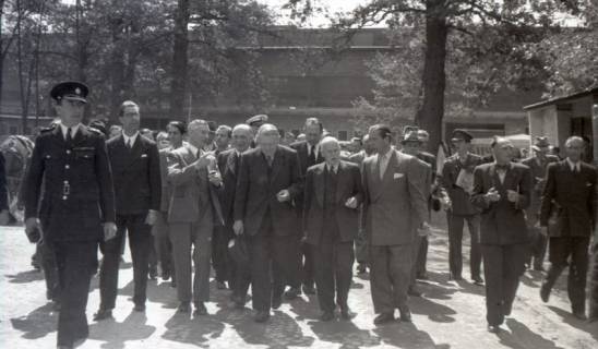 ARH NL Koberg 6739, Menschengruppe vor der Messe, Hannover, 1948