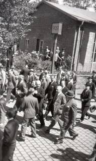ARH NL Koberg 6754, Personen auf dem Messegelände, Hannover, 1948
