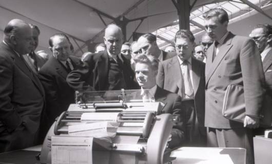 ARH NL Koberg 6967, Offizielle Besucher auf dem Messegelände, Hannover, 1955