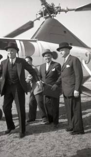 ARH NL Koberg 6975, Offizielle Besucher auf dem Messegelände, Hannover, 1955