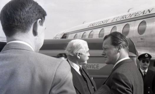 ARH NL Koberg 7073, Ankunft von Willy Brandt auf dem Flughafen Langenhagen, Hannover, 1953