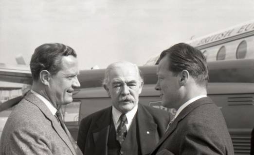 ARH NL Koberg 7075, Ankunft von Willy Brandt auf dem Flughafen Langenhagen, Hannover, 1953