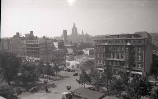 ARH NL Koberg 736, Blick vom Operndach das Haus Friedrich-Wilhelm und Rathaus im Hintergrund, Hannover, 1948