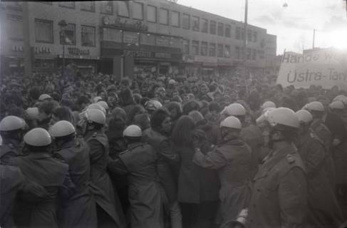 ARH NL Koberg 751, "Roter Punkt" Demonstration gegen Fahrpreiserhöhung der ÜSTRA, Hannover, 1970