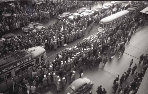 ARH NL Koberg 760, "Roter Punkt" Demonstration gegen Fahrpreiserhöhung der ÜSTRA, Hannover, 1970