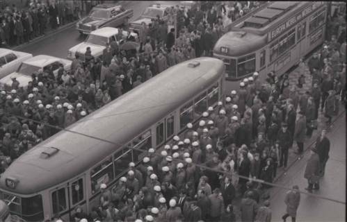 ARH NL Koberg 761, "Roter Punkt" Demonstration gegen Fahrpreiserhöhung der ÜSTRA, Hannover, 1970
