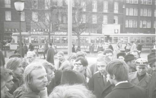 ARH NL Koberg 764, "Roter Punkt" Demonstration gegen Fahrpreiserhöhung der ÜSTRA, Hannover, 1970