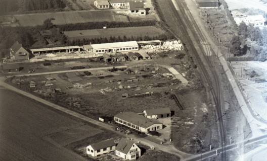 ARH NL Koberg 7689, Wohnhäuser und Gleise, Bissendorf, 1959