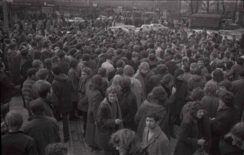 ARH NL Koberg 771, "Roter Punkt" Demonstration gegen Fahrpreiserhöhung der ÜSTRA auf dem Opernplatz, Hannover, 1970