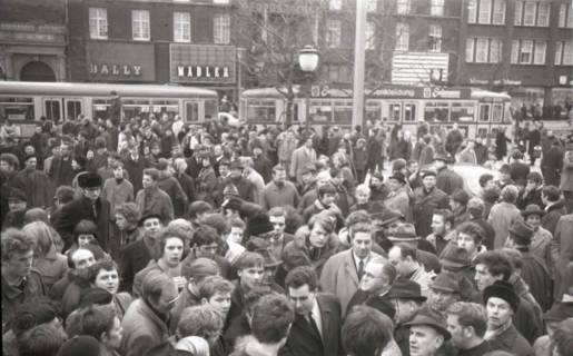 ARH NL Koberg 775, "Roter Punkt" Demonstration gegen Fahrpreiserhöhung der ÜSTRA auf dem Opernplatz, Hannover, 1970