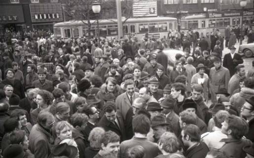 ARH NL Koberg 776, "Roter Punkt" Demonstration gegen Fahrpreiserhöhung der ÜSTRA auf dem Opernplatz, Hannover, 1970