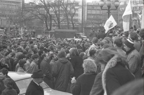 ARH NL Koberg 780, "Roter Punkt" Demonstration gegen Fahrpreiserhöhung der ÜSTRA auf dem Opernplatz, Hannover, 1970
