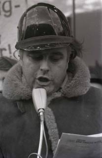 ARH NL Koberg 785, "Roter Punkt" Demonstration gegen Fahrpreiserhöhung der ÜSTRA auf dem Opernplatz, Hannover, 1970