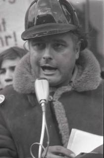 ARH NL Koberg 787, Dietrich Kittner auf der "Roter Punkt" Demonstration gegen Fahrpreiserhöhung der ÜSTRA auf dem Opernplatz, Hannover, 1970