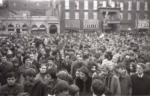 ARH NL Koberg 789, "Roter Punkt" Demonstration gegen Fahrpreiserhöhung der ÜSTRA auf dem Opernplatz, Hannover, 1970