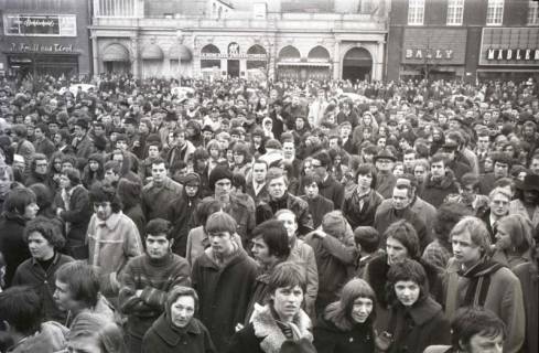 ARH NL Koberg 790, "Roter Punkt" Demonstration gegen Fahrpreiserhöhung der ÜSTRA auf dem Opernplatz, Hannover, 1970