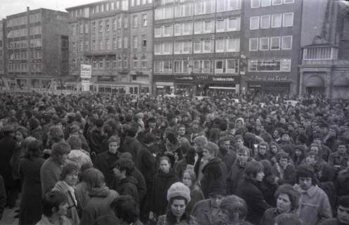 ARH NL Koberg 791, "Roter Punkt" Demonstration gegen Fahrpreiserhöhung der ÜSTRA auf dem Opernplatz, Hannover, 1970