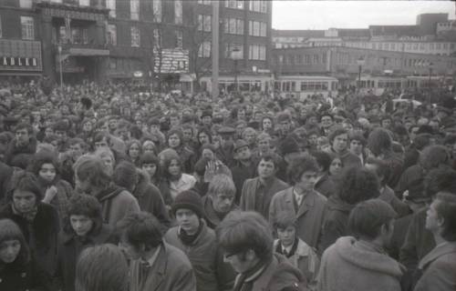 ARH NL Koberg 793, "Roter Punkt" Demonstration gegen Fahrpreiserhöhung der ÜSTRA auf dem Opernplatz, Hannover, 1970