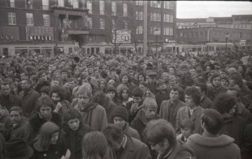 ARH NL Koberg 794, "Roter Punkt" Demonstration gegen Fahrpreiserhöhung der ÜSTRA auf dem Opernplatz, Hannover, 1970