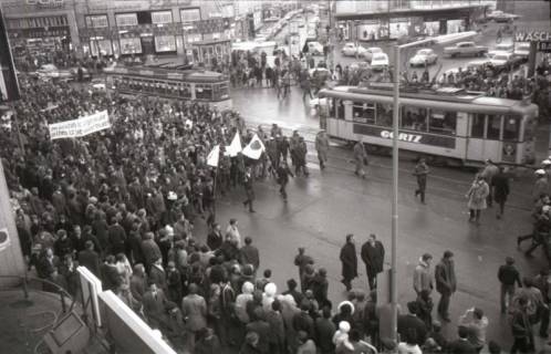 ARH NL Koberg 798, "Roter Punkt" Demonstration gegen Fahrpreiserhöhung der ÜSTRA in der Georgstraße, Hannover, 1970