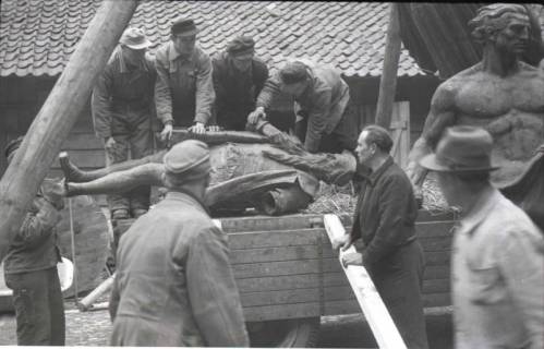ARH NL Koberg 850, Säemann vom Duve-Brunnen und Bronzestatue des Gutenberg-Brunnens, Hannover, 1952