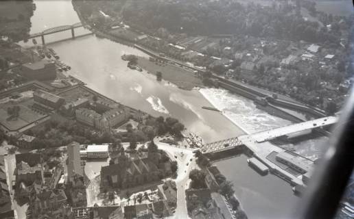 ARH NL Koberg 8643, Hameln, Weser, Hafenmündung und Eisenbahnbrücke , 1957