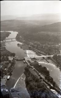 ARH NL Koberg 8644, Hameln, Weser, Hafenmündung und Eisenbahnbrücke , 1957