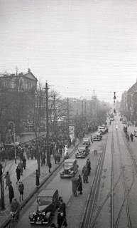 ARH NL Koberg 8855, Menschenansammlung auf dem Opernplatz anlässlich eines Platzkonzerts, Hannover, 1938